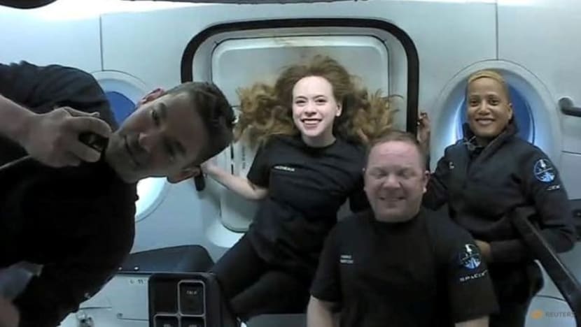 4 pelancong SpaceX selamat kembali ke bumi 4 pelancong SpaceX selamat kembali ke bumi