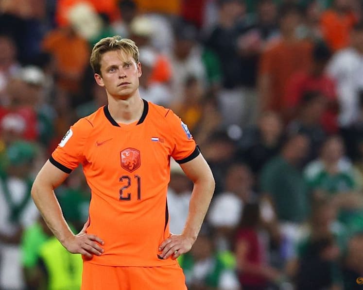 Barcelona's De Jong ruled out for weeks due to serious knee injury
