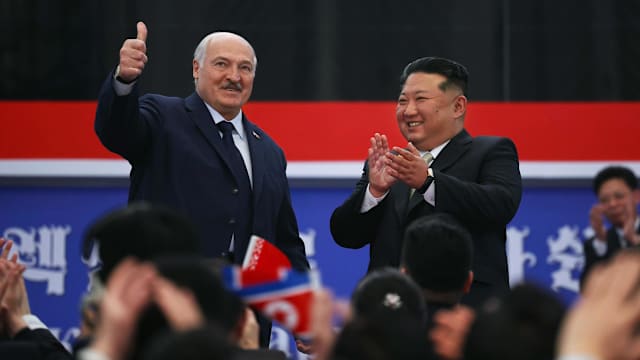 白俄总统卢卡申科访问朝鲜 赠送自动步枪给金正恩