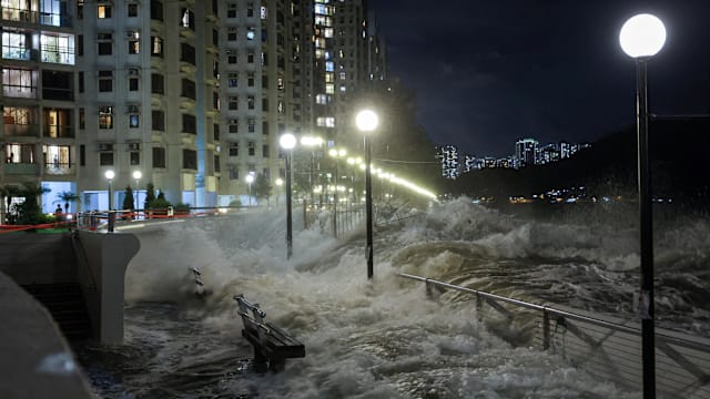 台风桦加沙来势凶猛 香港凌晨改挂十号风球