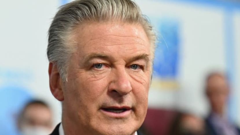 Pertuduhan bunuh tanpa sengaja ke atas Alec Baldwin digugurkan; bukti baru dipetik