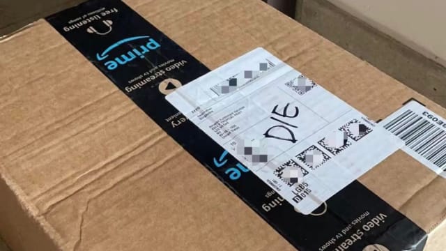 包裹写着“DIE”让收件人费解 网民留言猜测其含义