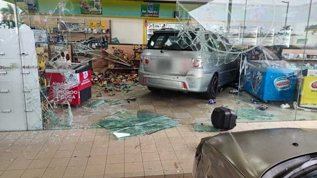 柔佛86岁司机疑误踩油门 猛撞油站商店幸无人伤