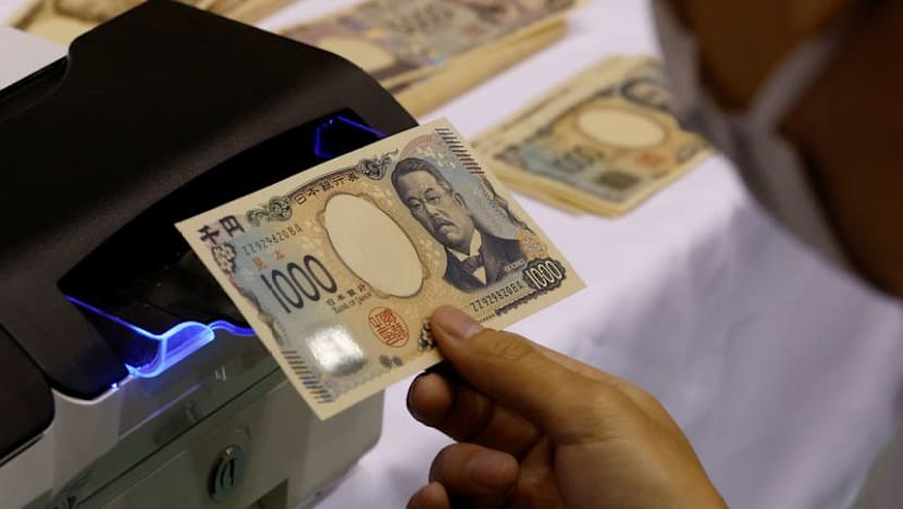 Yen, euro head for worst weekly loss in a year
