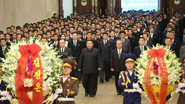 金正恩参谒锦绣山太阳宫 纪念金日成