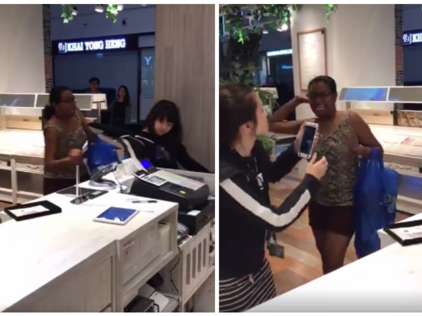 The video of the incident has garnered more than 1.6 million views as of April 4, 2017 in the evening. Screencap: Gerald Teo/Facebook