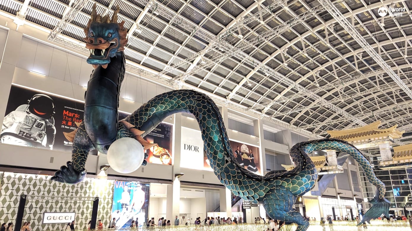 滨海湾金沙青龙“飞越”中庭网民拿牛车水装饰做对比- 8world