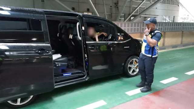 马国陆交局也抓跨境包车 一狮城车在柔关卡遭扣留