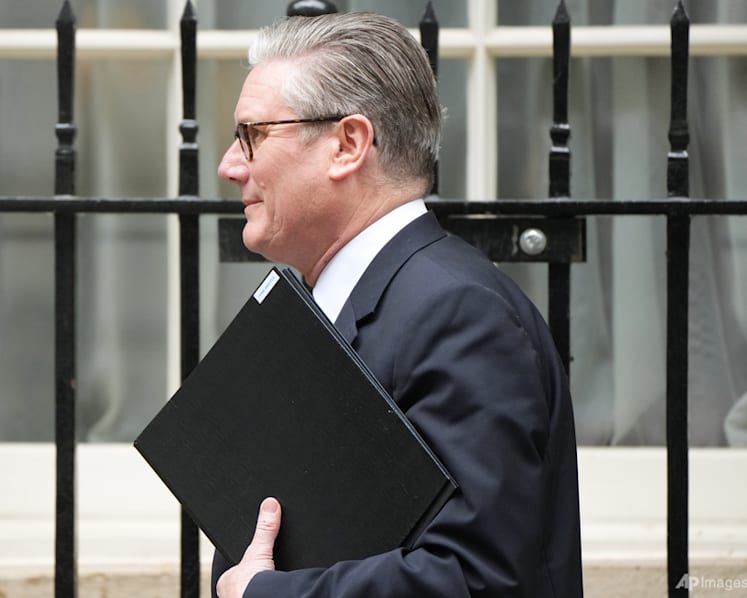 UK PM insists he won't resign over scandal of US envoy's appointment