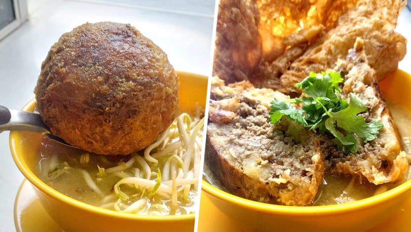 Epic $8 Giant Begedil With Minced Beef & Deep-Fried Egg In Mee Soto Soup Found At Satay Stall
