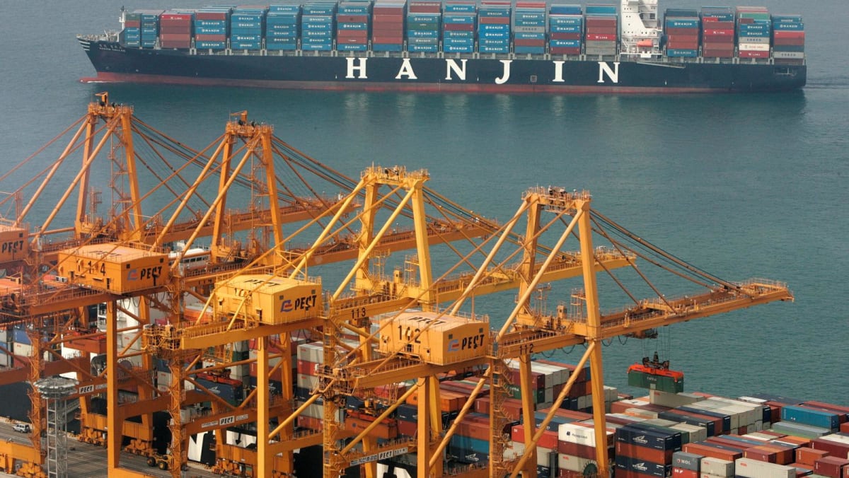 US aircraft carrier enters South Korean port as show of force US aircraft carrier enters South Korean port as show of force