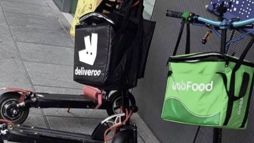 Deliveroo akan henti bekerja dengan penghantar yang guna e-skuter di laluan pejalan kaki
