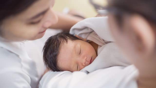 受访议员：新育儿政策强调父母共同养育孩子的责任 有望提高生育率