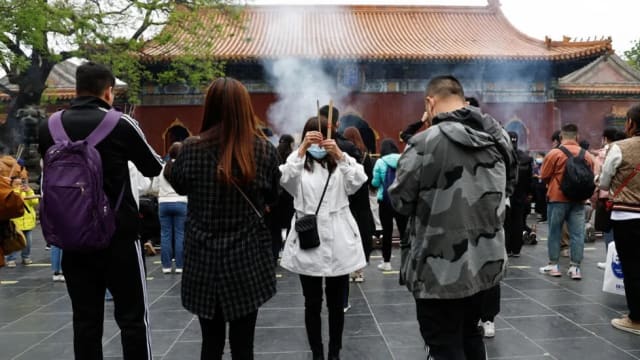 中国大学毕业生一职难求 神庙现百米人龙求神保佑