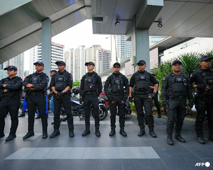 Malaysia detains 6 locals aged 16 to 21 in Islamic State-linked extremism probe; warns of more arrests
