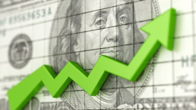 美国华尔街股市全面上扬 三大指数上涨至少1%