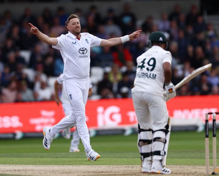 England rout Pakistan to go one up in test series