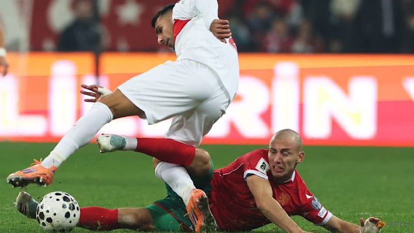 Turkey beat Bulgaria 2–0 to secure playoff place