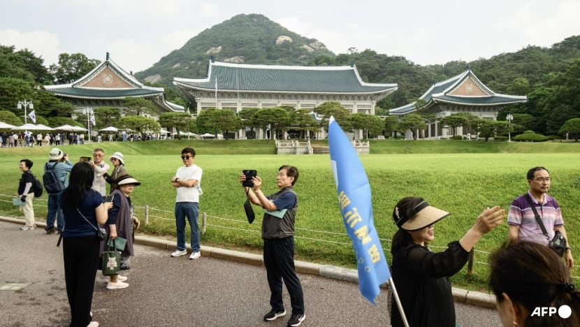 South Koreans flock to Blue House ahead of presidential return South Koreans flock to Blue House ahead of presidential return