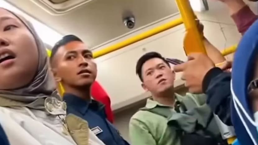 Pelecehan Transjakarta: Bukan satu pelaku, rupanya dua pria, saling meraba dan onani