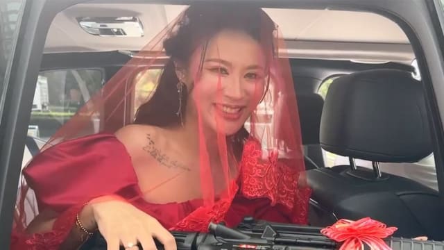不丢扇子改丢冲锋枪 台新娘笑：我脾气比较大啦