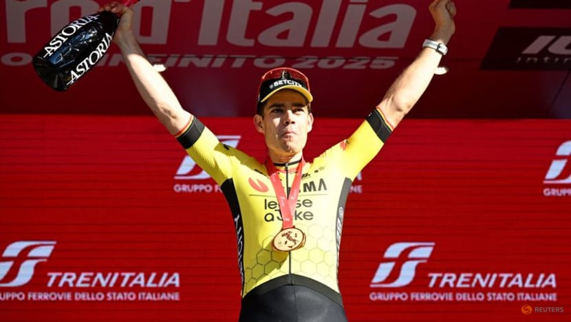 Van Aert battles to win Giro stage nine, Del Toro takes leader's jersey Van Aert battles to win Giro stage nine, Del Toro takes leader's jersey