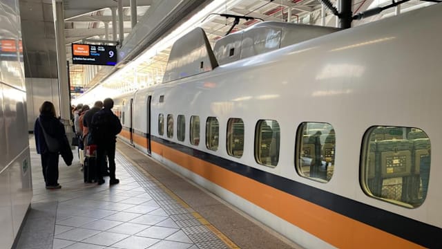 被指在高铁上插队撞人抢座 台知名牙医被起底