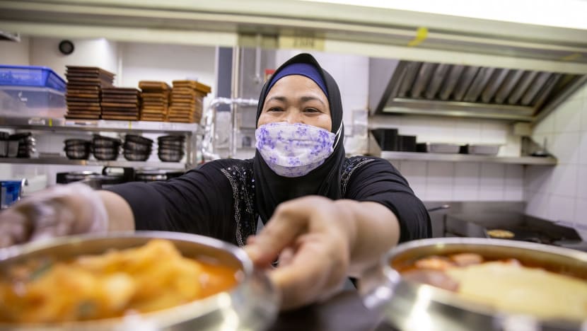 Ini caranya Belanjawan 2022 boleh bantu pekerja lanjut usia seperti penyelia dapur, Habsah Ahmat 61 tahun