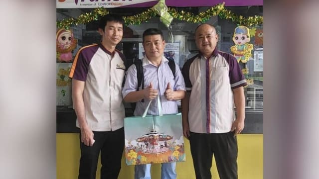 大意乘客1万元现金留巴士上 转换站员工和车长助“原银归主”