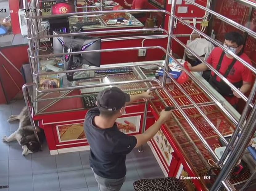 A closed-circuit television (CCTV) clip of the training exercise uploaded on Facebook recently shows the Husky named Lucky snoozing as an “armed robber” confronts the jewelry store owner at “gunpoint”.