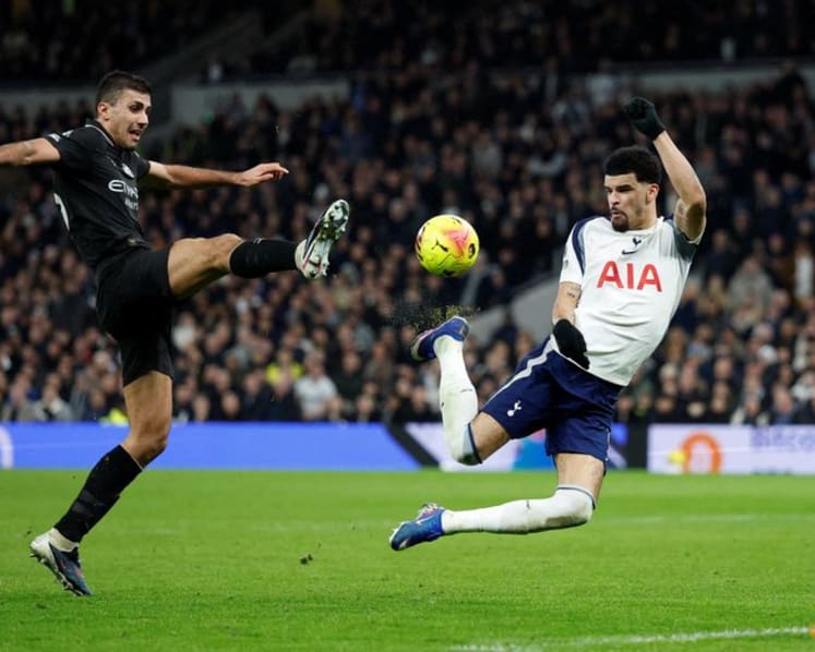 Man City and Villa slip up in title race, Man Utd win again