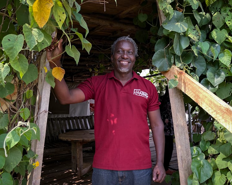 Recycling lake litter, Ugandan makes innovative tourist boat