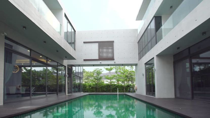 A Singapore home of floating concrete connects a multigenerational family