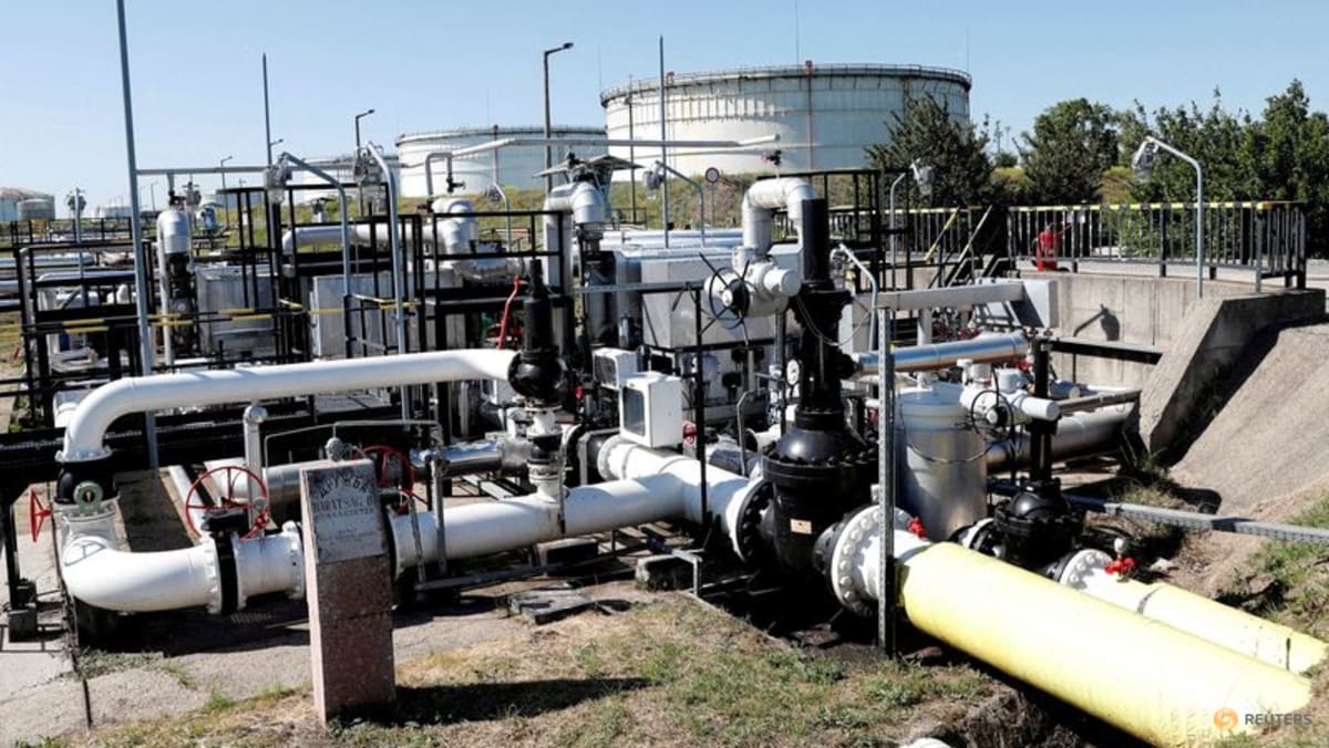 EU to help reopen blocked oil pipeline in Ukraine