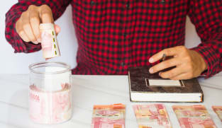 Gaji tetap, pengeluaran naik? Simak tips berhemat tanpa merasa sengsara