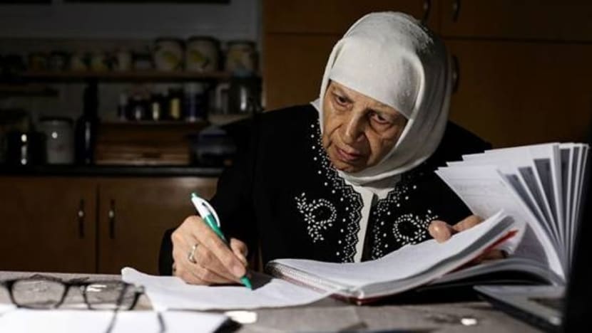 Wanita Palestin ini buktikan ilmu tidak kenal usia; genggam ijazah pada usia 85 tahun