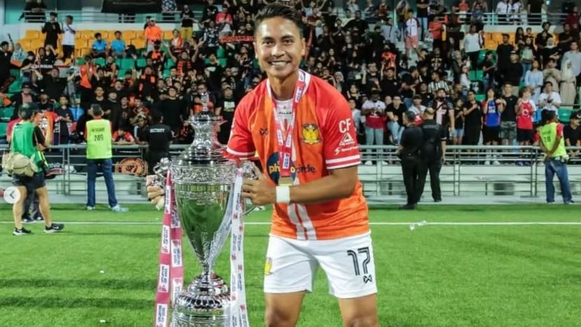 Bekas pemain bola sepak SG Shahril Ishak bersara pada usia 39 tahun Bekas pemain bola sepak SG Shahril Ishak bersara pada usia 39 tahun