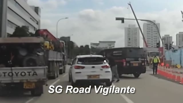 与轿车司机起纠纷 货车司机路中拦车对峙引关注 