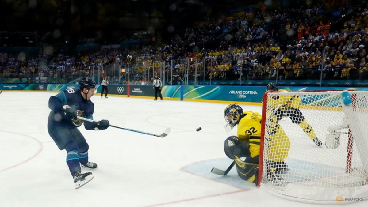 Ice hockey-Finland muscle past Sweden, Slovakia beat hosts Italy
