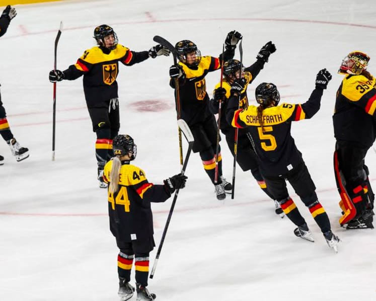 Ice hockey-Canada make winning start, US women thump Finns, Germany and Sweden triumph