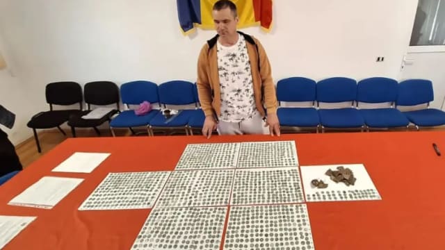 罗马尼亚男子出外散步 意外挖出逾千枚古罗马硬币