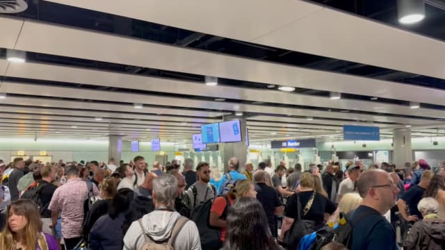 英国通关系统故障 多个机场大排长龙场面混乱
