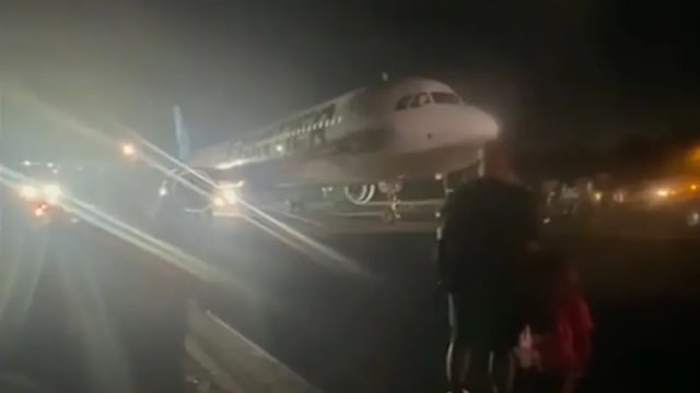 边疆航空客机波多黎各紧急着陆 前起落架轮胎脱落