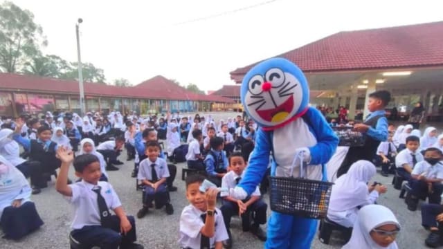 马国妈妈扮“哆啦A梦” 陪孩子上小学一年级