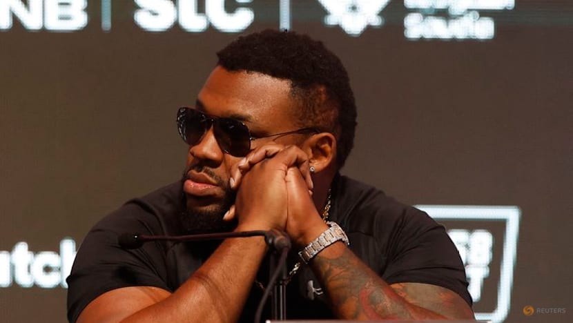 Miller loses toupee in hair-raising fight but lands heavyweight win