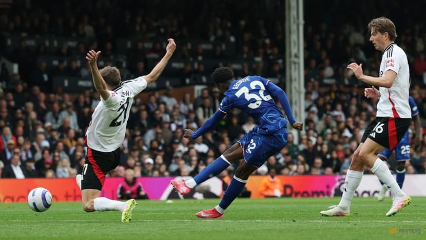 Neto strikes late to keep Chelsea's Champions League hopes alive