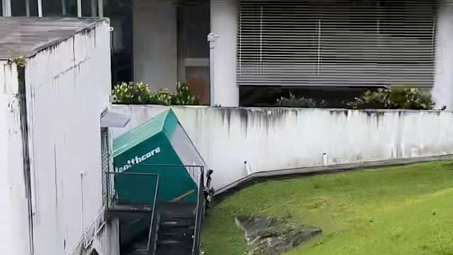 罗厘自行打滑 坠下小斜坡被困