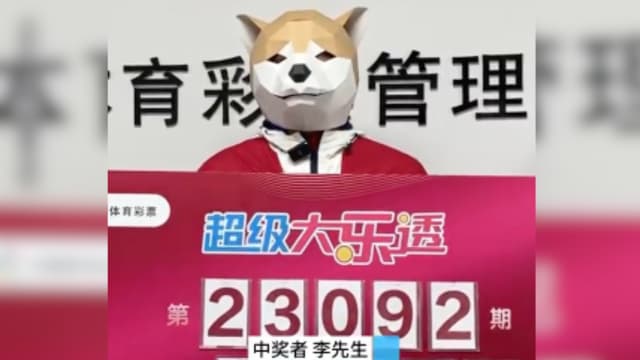 男子中190万大乐透 彩票粘手机壳取不下