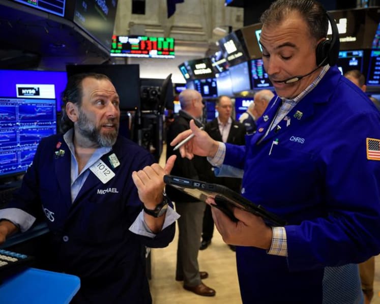 Trading Day: Tech outlook is cloudy