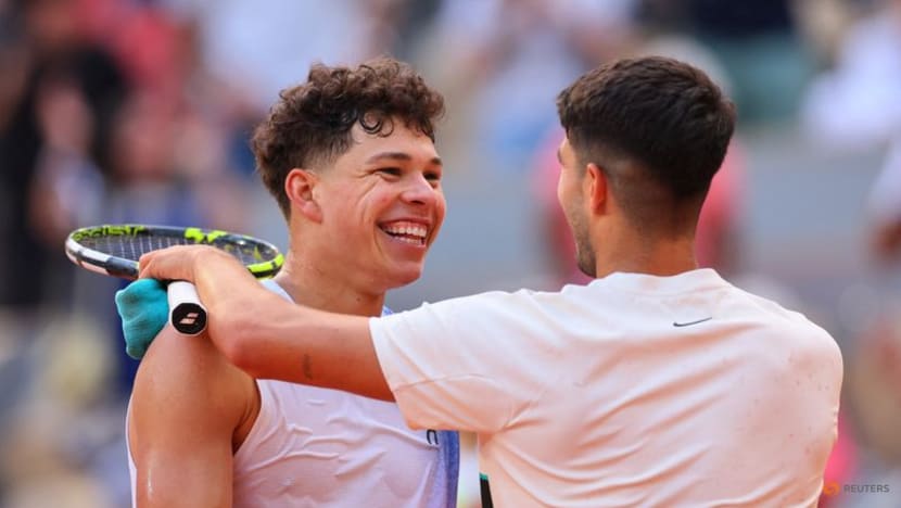 Alcaraz stops Shelton and returns to French Open quarter-finals